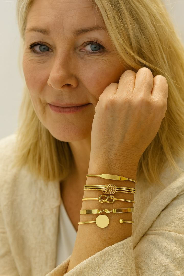 Clara™ | Elegant bracelet set with knot details and luxurious gold finish