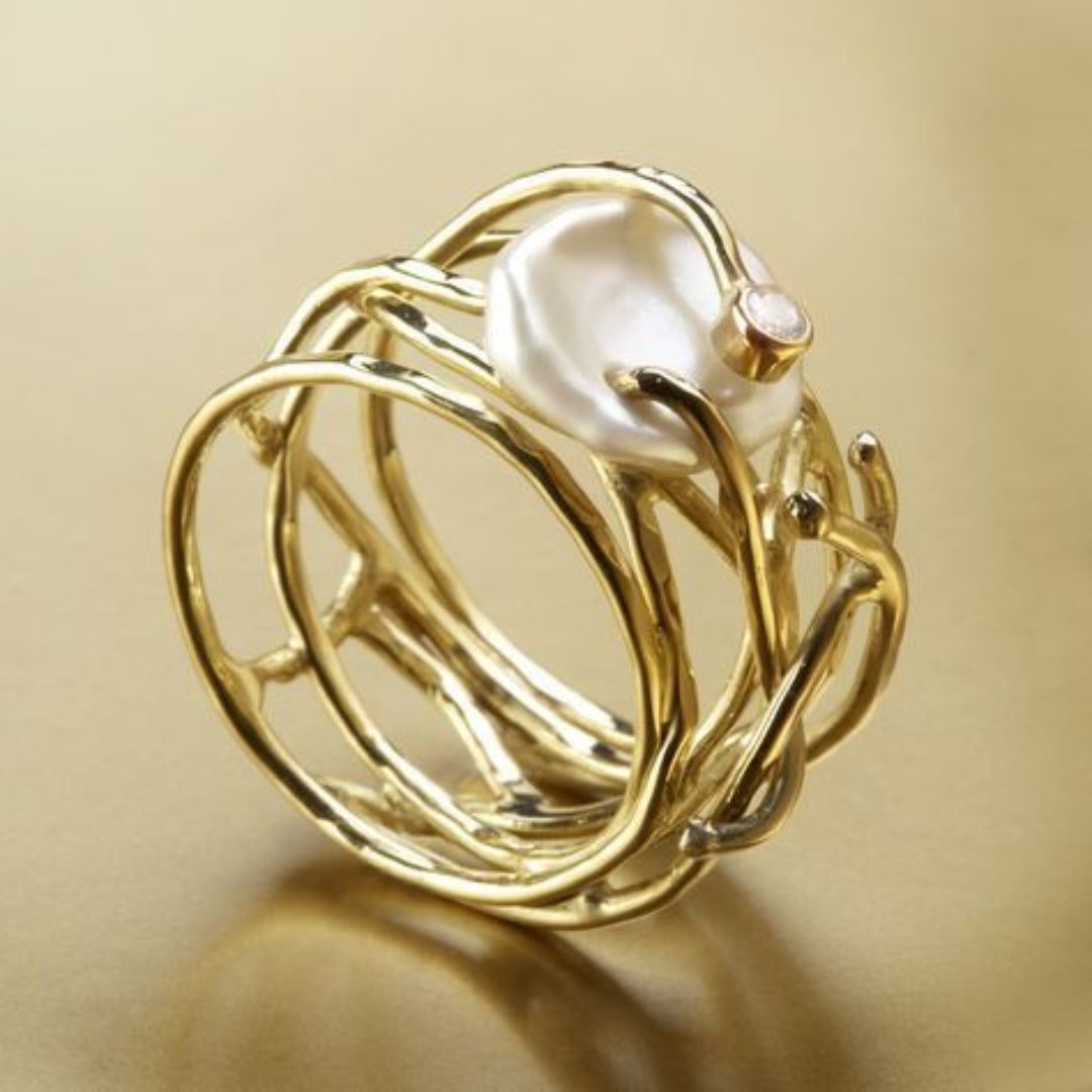 Nuria - Elegant gold ring with refined pearls