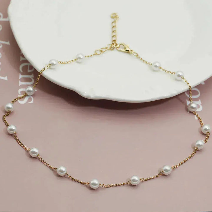 Elegant Gold Necklace with Pearls