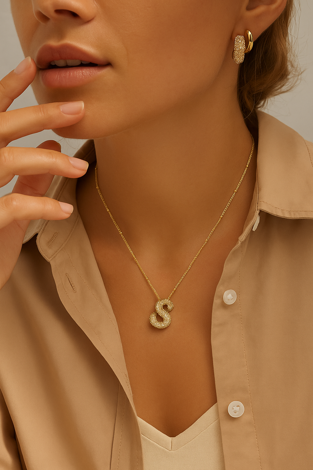 Bubble letter initial necklace | Gold
