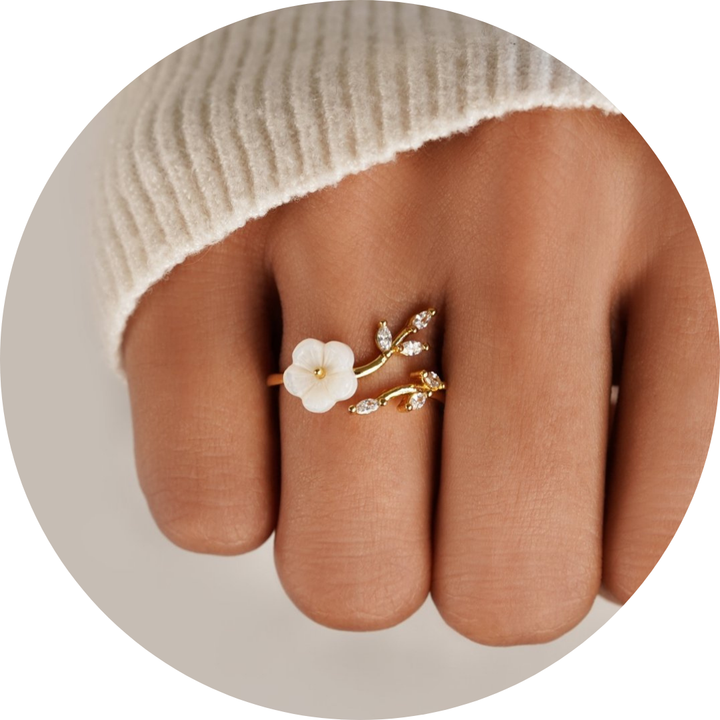 Estela - White Flowers Ring
