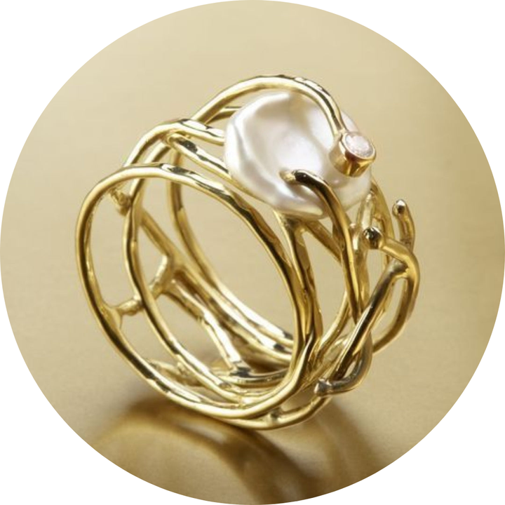 Nuria - Elegant gold ring with refined pearls