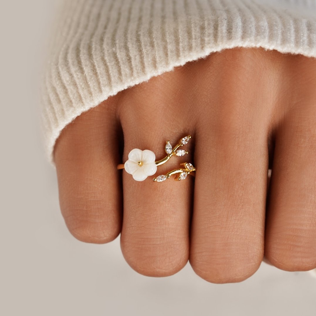 Estela - White Flowers Ring
