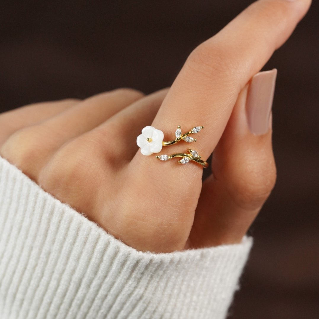 Estela - White Flowers Ring