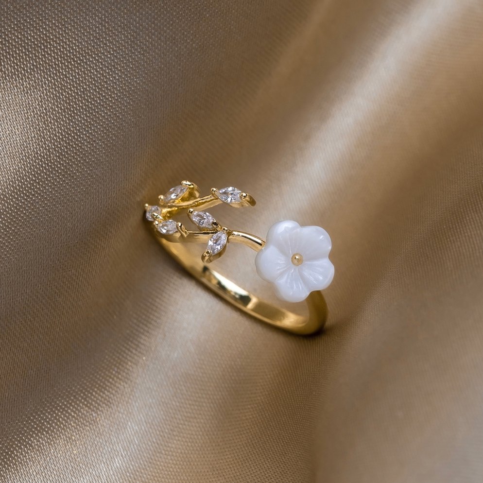 Estela - White Flowers Ring