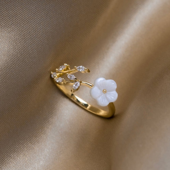 Estela - White Flowers Ring