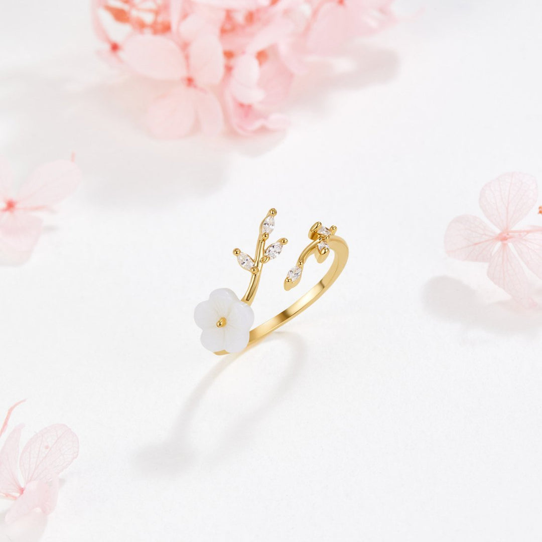 Estela - White Flowers Ring