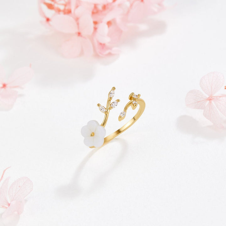 Estela - White Flowers Ring
