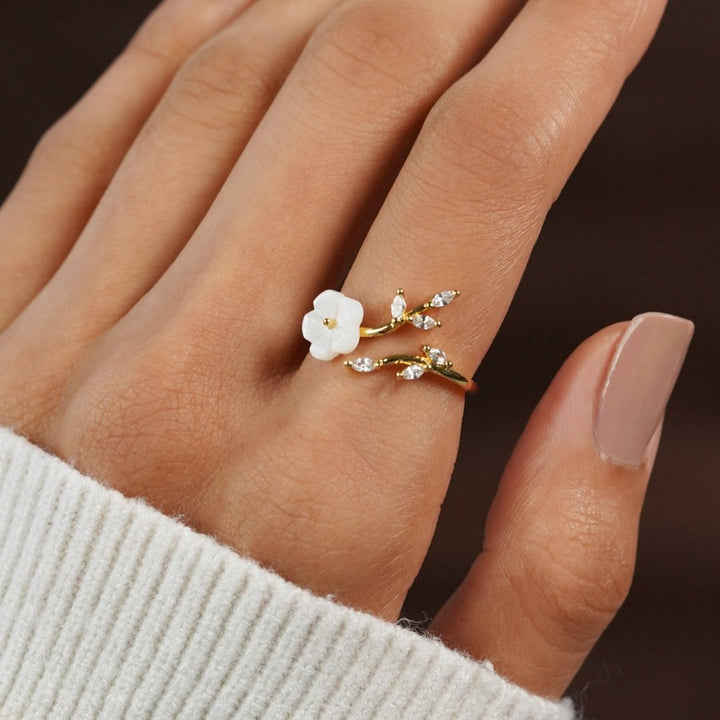 Estela - White Flowers Ring